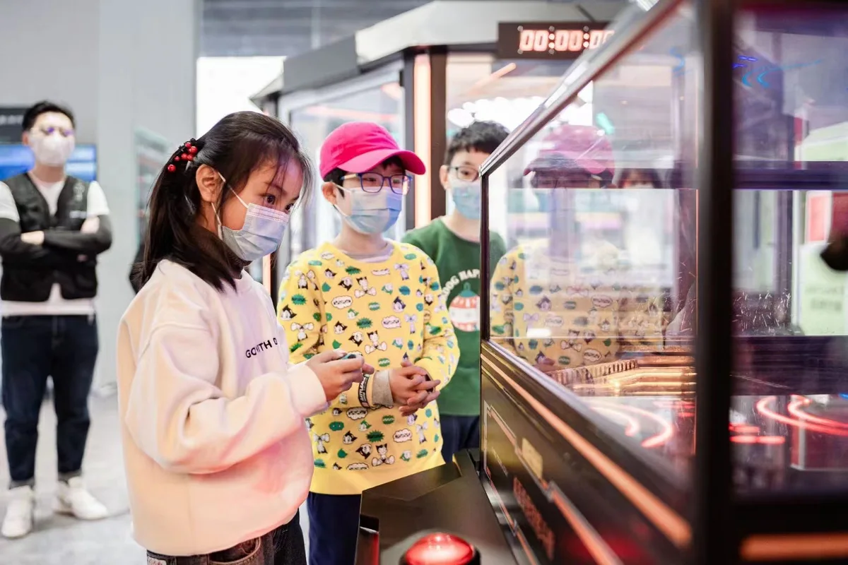 學生在競技場進行機械人操作實踐