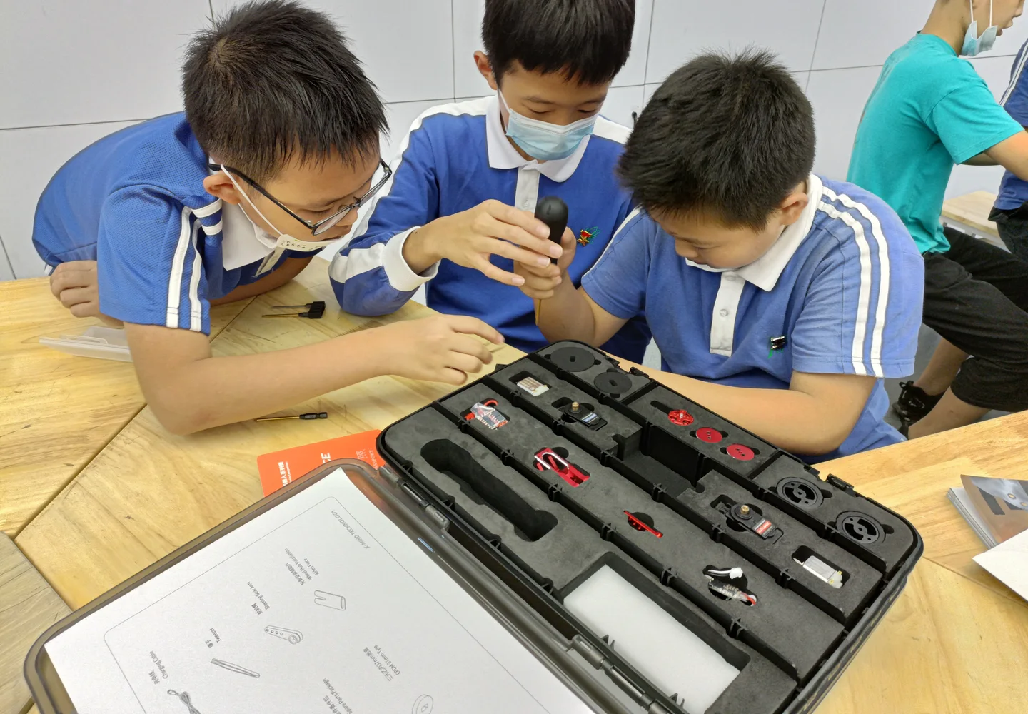 學生合作完成科技製作任務